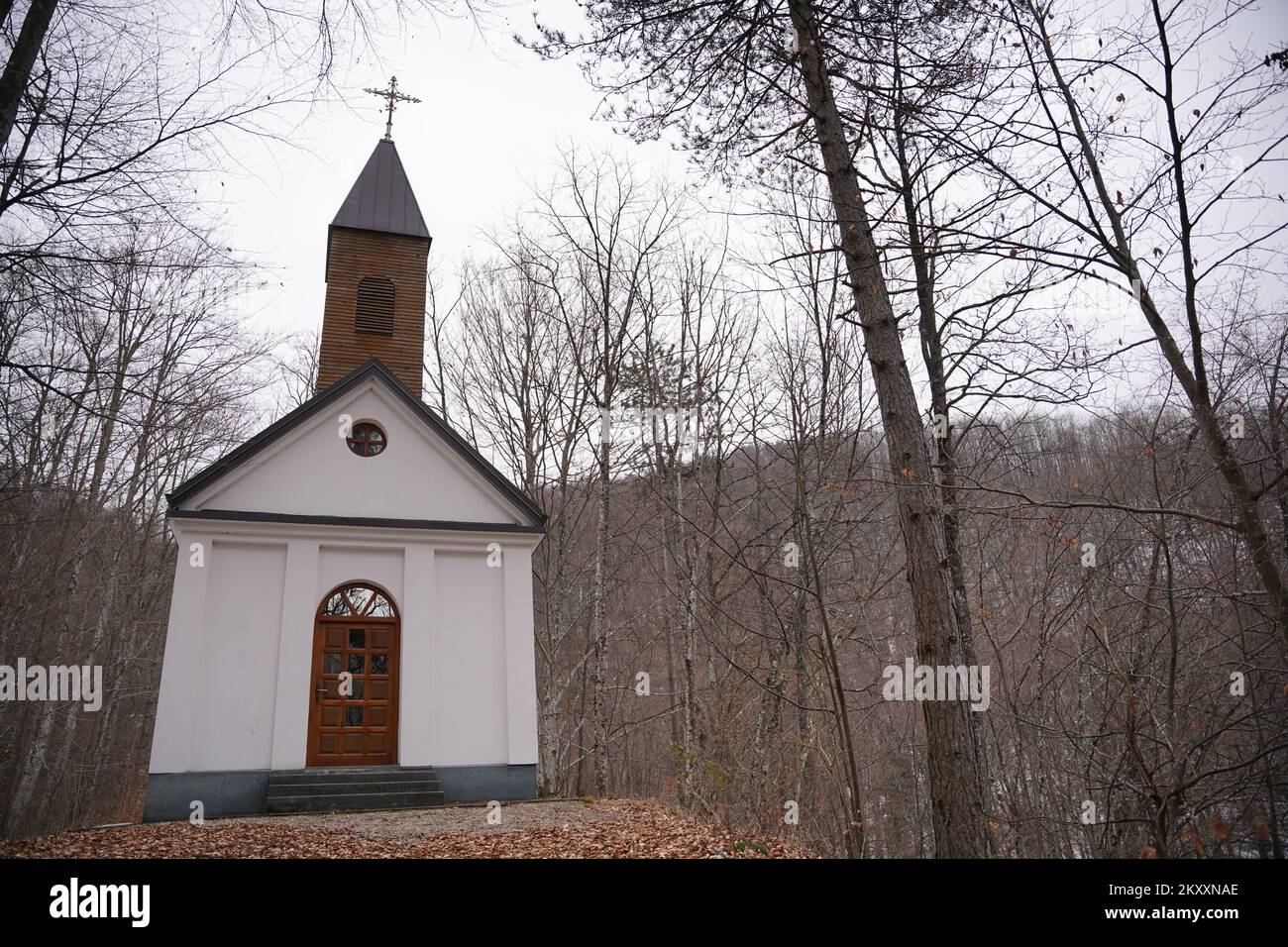 L'église de la Sainte Vierge Marie, connue sous le nom d'église Mehmed, est située dans les bois des monts Kozara (Alpes Dinaric) dans la petite ville de Kozarac, dans le nord de la Bosnie et Hercegovina, sur 31 janvier. 2022. La chapelle fut construite en 1903 sur une colline surplombant l'ancien moulin. Quand la chapelle a été construite, les locaux l'ont nommée Eglise Mehmed, parce que, selon une légende, elle a été un témoin silencieux de l'amour interdit entre Marie, fille de l'entrepreneur autrichien Karl Schmutzer, et Mehmed Kulasic de Kozarac, qui a travaillé à l'usine de Schmutzer. Photo: Dejan Rakita/PIXSELL Banque D'Images