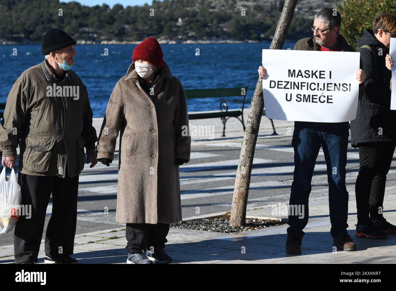 Manifestation pacifique contre les mesures de la COVID-19 et le dépistage des enfants, « Mrs nase djece (s'éloigner de nos enfants) », devant le bâtiment du comté de Sibenik, en Croatie, sur 01 février 2022. Photo: Hrvoje Jelavic/PIXSELL Banque D'Images