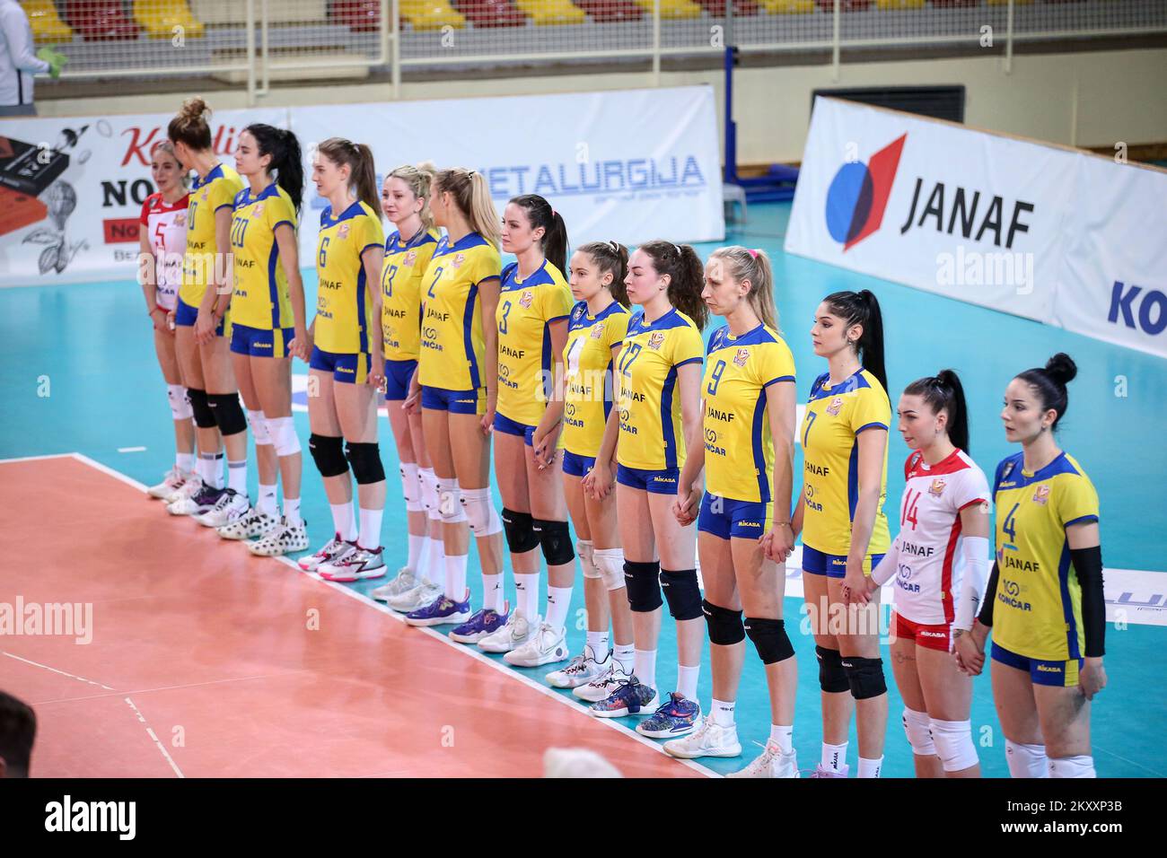 Joueurs de Mladost Zagreb (G-D) Matea Smoljan, Dinka Kulic, Natalia Tomic, Aurora Papac, Aleksandra Cveticanin, Mirta Freund, Astrid Popic, Lorena Marija SESAR, Josipa Markovic, Martina Samadan, Mika Grbavica, Izabela Stimac, Klara Peric pose pour la photo avant la coupe CEV le quart de finale du match entre HAOK Mladost Zagreb et LKS Comerciceone Lodz au Bojan Stranic Volleyball Hall à Zagreb, Croatie, sur 1 février 2022. Banque D'Images