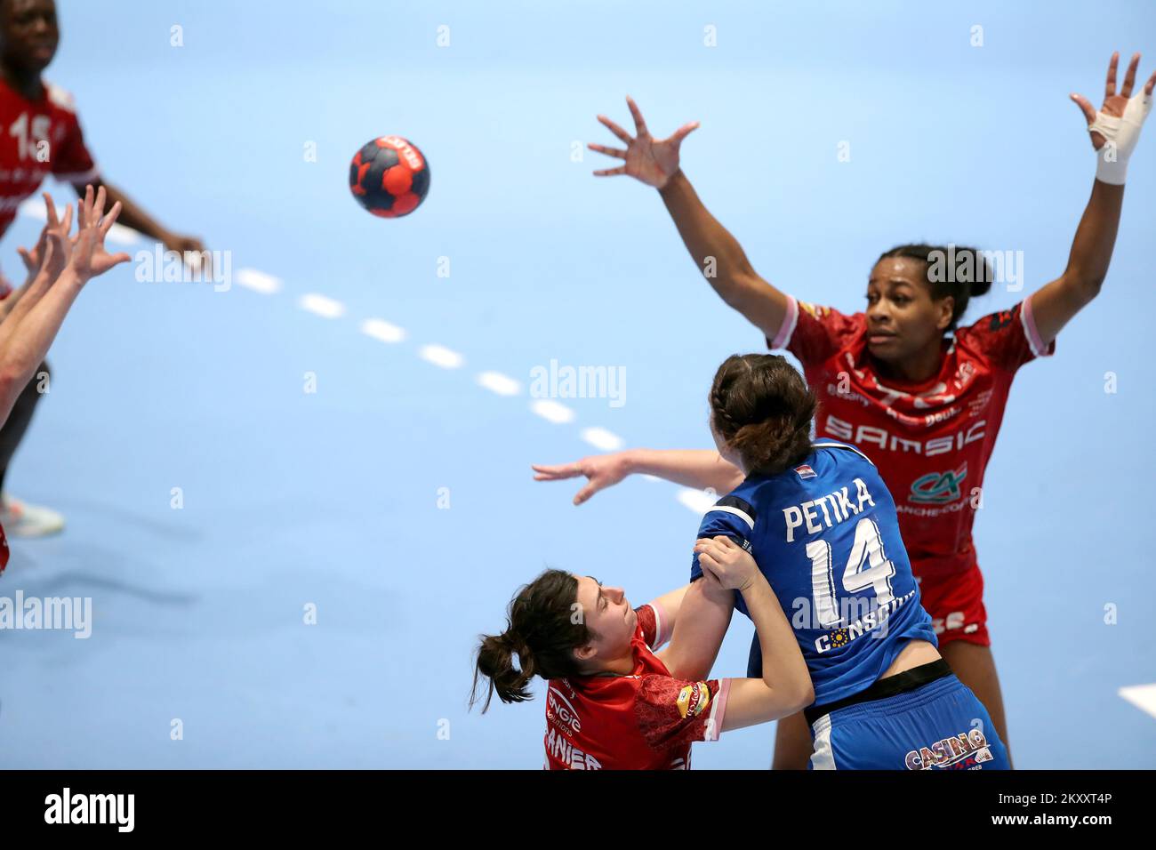 Tena Petika de HC Lokomotiva Zagreb en action pendant le match de la ronde  4th du Groupe A de la coupe européenne féminine EHF entre HC Lokomotiva  Zagreb et ES Besancon Feminin