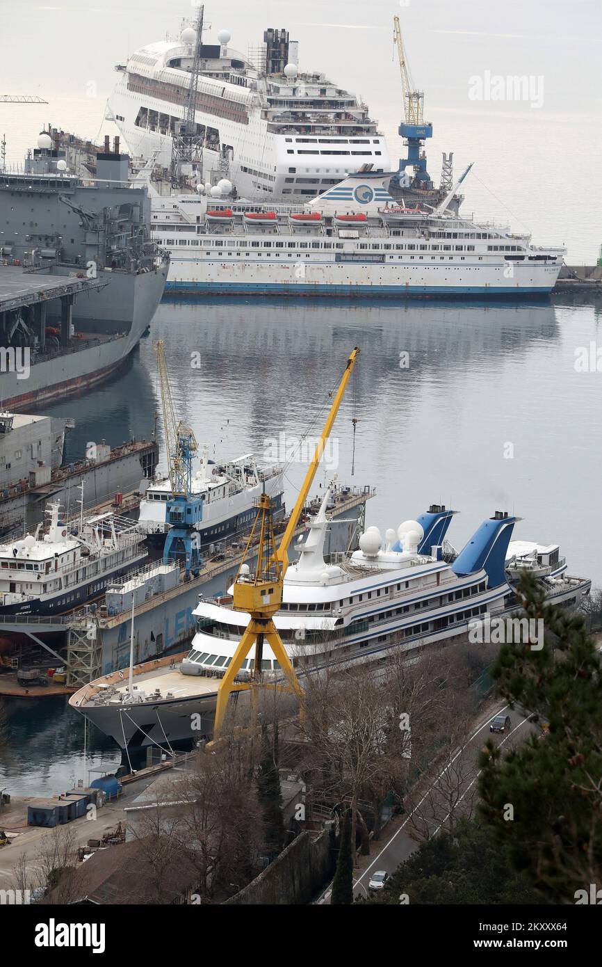 Le megayacht Prince Abdulaziz de la famille royale saoudienne a navigué dans le chantier naval de Viktor Lenac, où le navire sera réparé à Rijeka, Croatie, le 11. Février 2022. Photo: Goran Kovacic/PIXSELL Banque D'Images