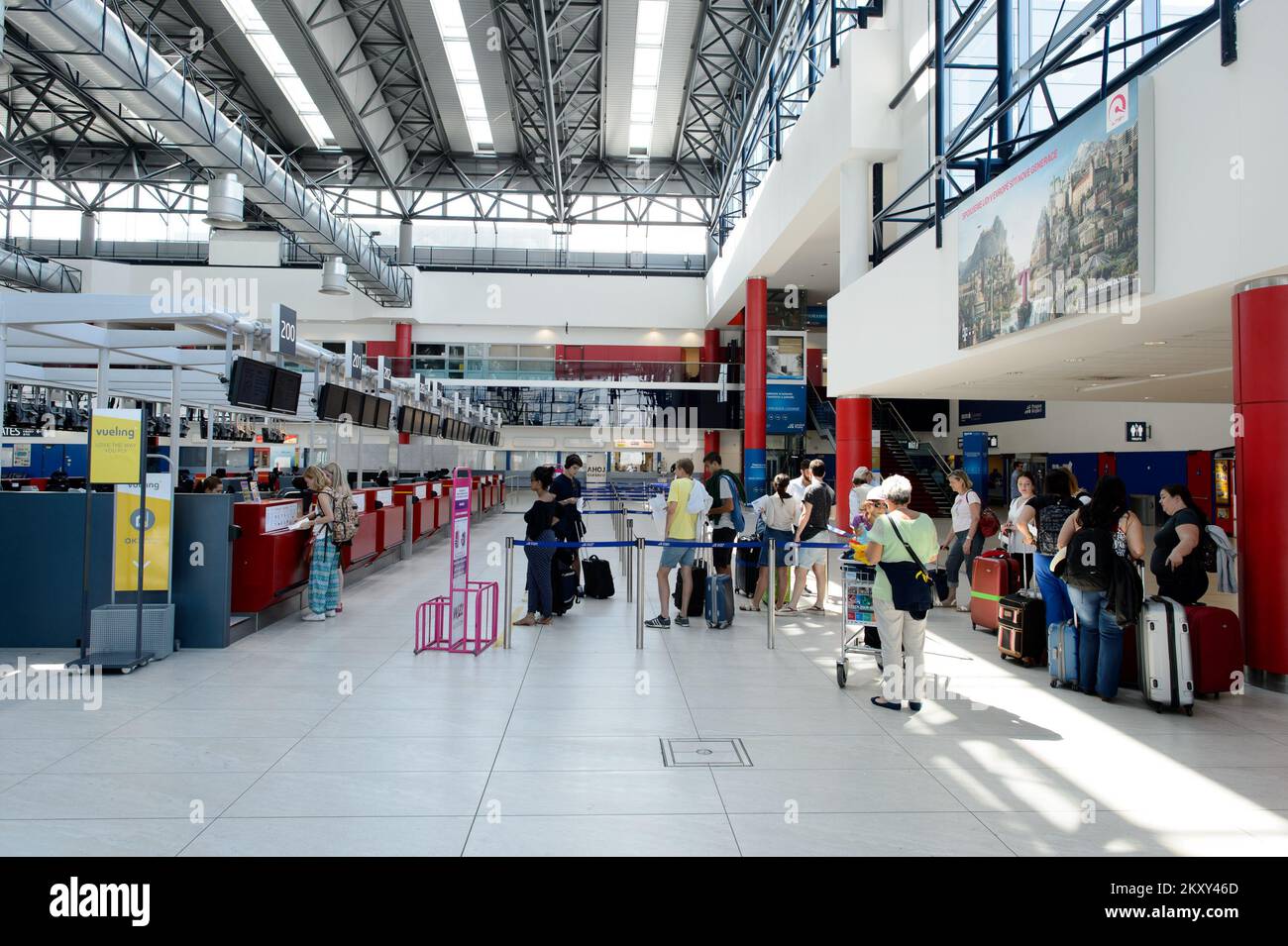 PRAGUE, RÉPUBLIQUE TCHÈQUE - 04 AOÛT 2015 : aéroport de l'intérieur de Prague. L'aéroport international de Prague est l'aéroport principal de la République tchèque Banque D'Images