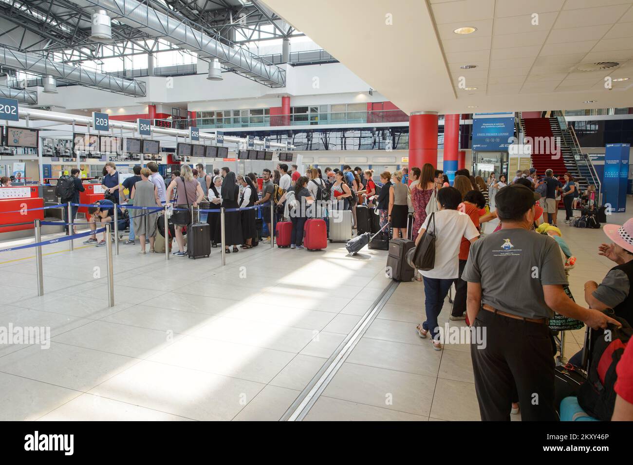 PRAGUE, RÉPUBLIQUE TCHÈQUE - 04 AOÛT 2015 : aéroport de l'intérieur de Prague. L'aéroport international de Prague est l'aéroport principal de la République tchèque Banque D'Images