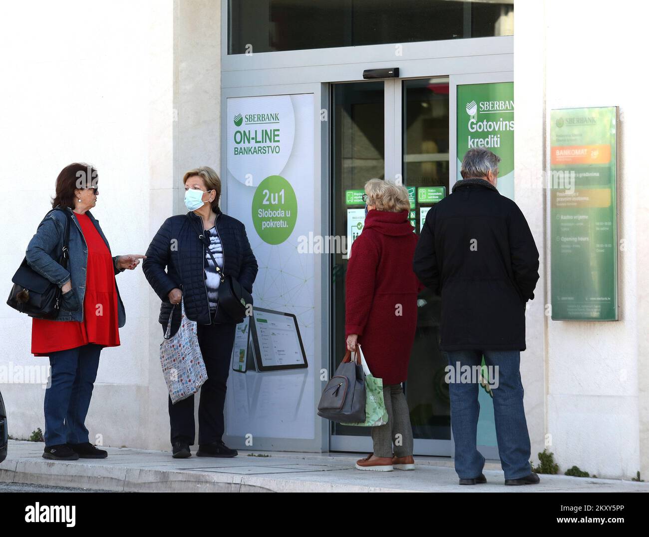 Les citoyens attendent en file d'attente devant la banque russe Sberbank à Zagreb, en Croatie, sur 25 février 2022. L'attaque d'hier de la Russie contre l'Ukraine a suscité des inquiétudes dans tous les domaines de la vie, ainsi que dans le domaine de l'assurance-dépôts, en particulier en ce qui concerne les banques russes opérant sur le territoire de la République de Croatie. Photo: Dusko Jaramaz/PIXSELL Banque D'Images