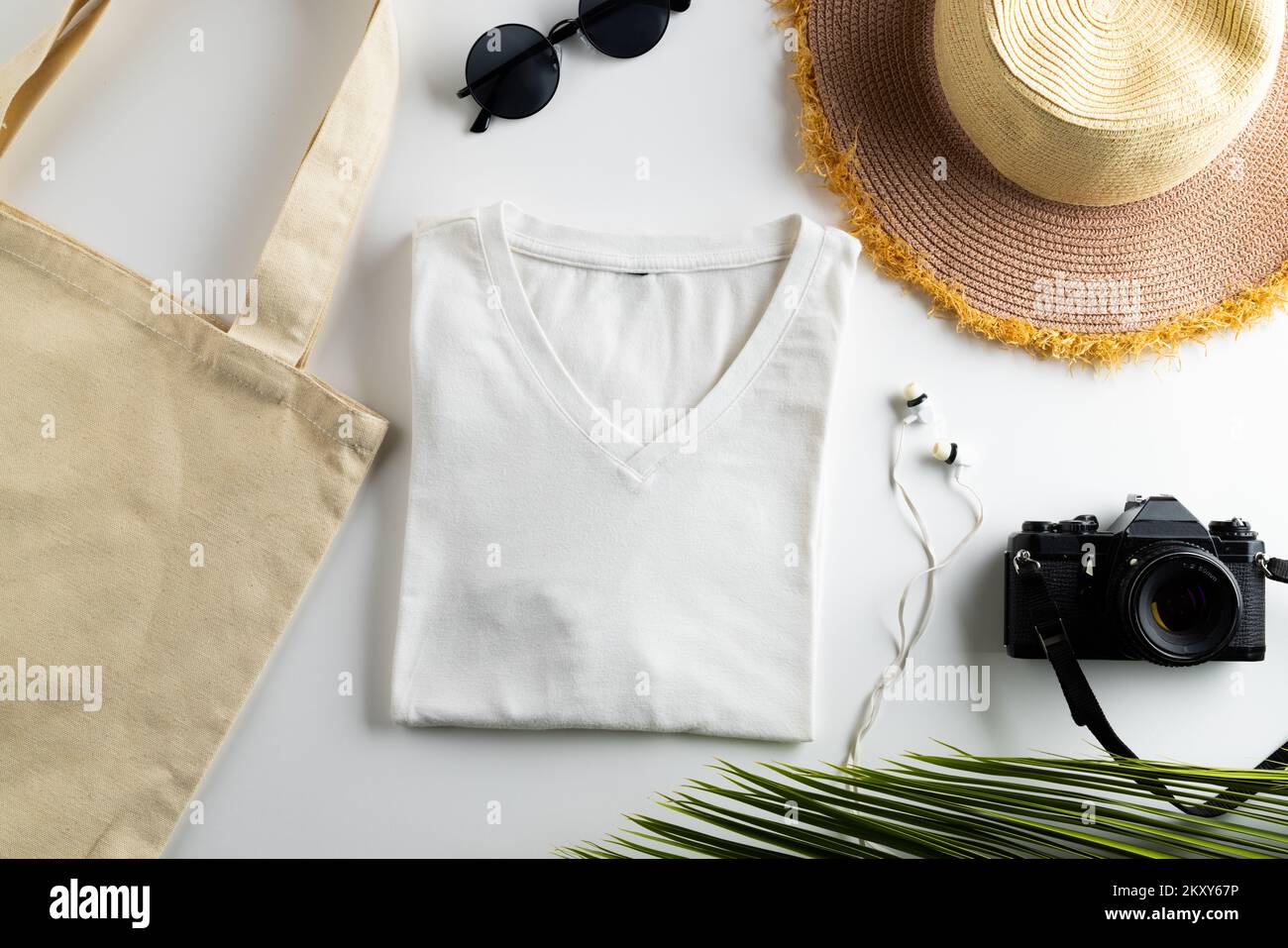 Gros plan du tee-shirt et de l'équipement d'été avec espace de copie sur fond blanc Banque D'Images