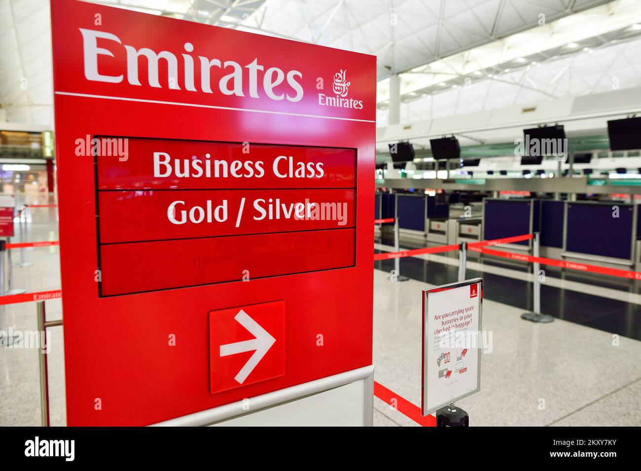 HONG KONG - 09 SEPTEMBRE 2015 : détails de conception du comptoir d'enregistrement Emirates. Emirates est la plus grande compagnie aérienne du Moyen-Orient. C'est une compagnie aérienne basée i Banque D'Images