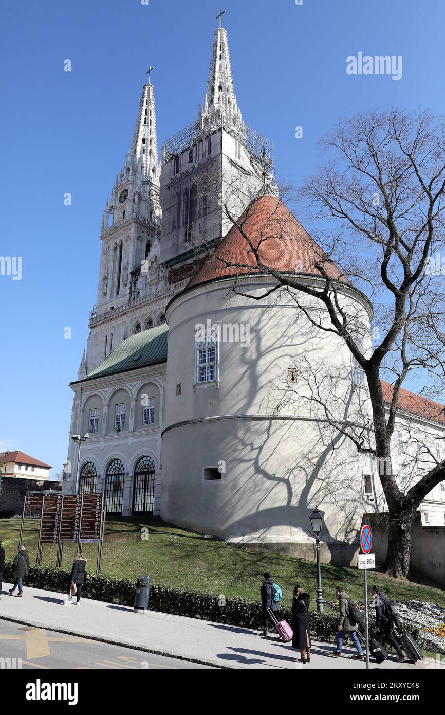 La cathédrale de Zagreb sonne le glas de la paix en Ukraine, à Zagreb, en Croatie, sur 03 mars 2022. Les cloches des grandes églises de toute l'Europe ont sonné jeudi pour exprimer leur solidarité avec le peuple ukrainien. Photo: Patrik Macek/PIXSELL Banque D'Images