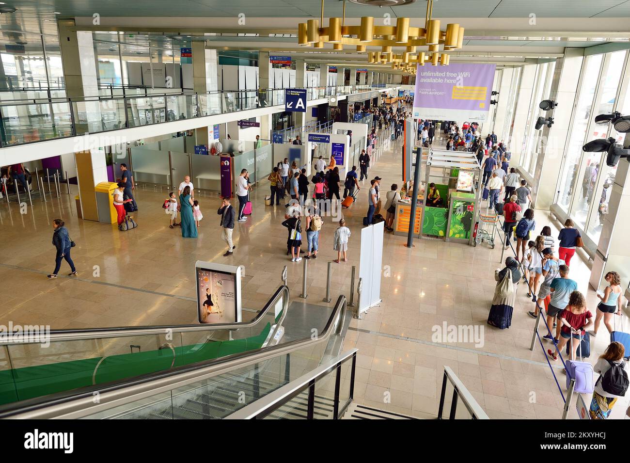 PARIS - 08 AOÛT 2015 : intérieur de l'aéroport d'Orly. L'aéroport de ...