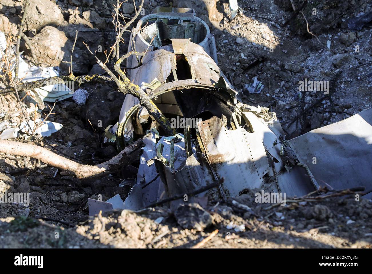 Photo prise sur 12 mars 2022, montre l'épave du drone Tu-141 Strizh à Zagreb, en Croatie, sur 12 mars 2022. Une forte détonation a bouleversé les habitants de la partie ouest de Zagreb vers la fin de la nuit de jeudi. Il a été confirmé que le drone remonte à l'époque soviétique, mais on ne sait pas comment il s'est écrasé à Zagreb. Compte tenu de la situation actuelle en Europe de l’est, on soupçonne que le drone est venu d’Ukraine ou de Russie. Photo: Zeljko Hladika/PIXSELL Banque D'Images