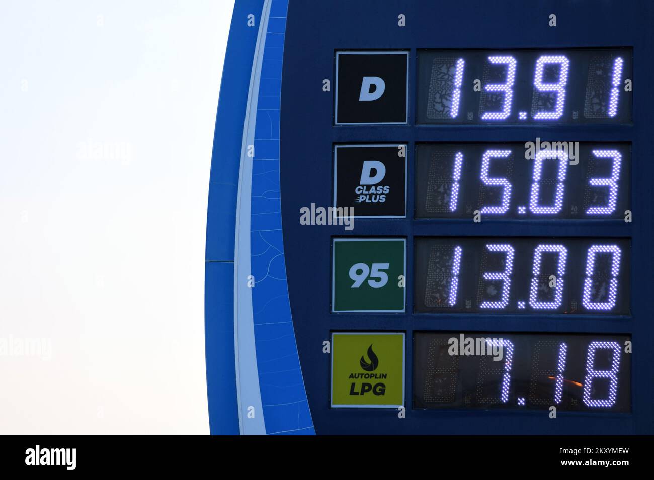 La photo montre les prix du carburant en face de la station-service de  Sibenik, Croatie sur 15 mars 2022. Nouvelle augmentation importante des prix  du carburant dans les stations-service de toute la