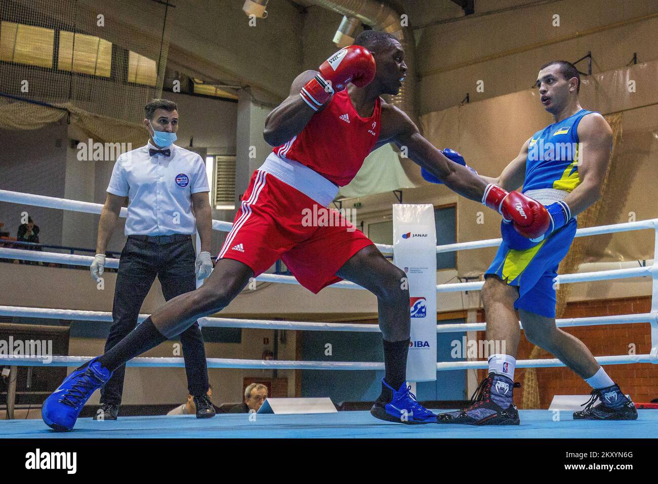 Makan Traore de France (rouge) combat Yurii Zakharieiev d'Ukraine (bleu)  lors du match de Middlewhuit (67-71kg) des Championnats d'Europe de boxe de  l'UBC U22 à l'Intersport Hall sur 15 mars 2022 à