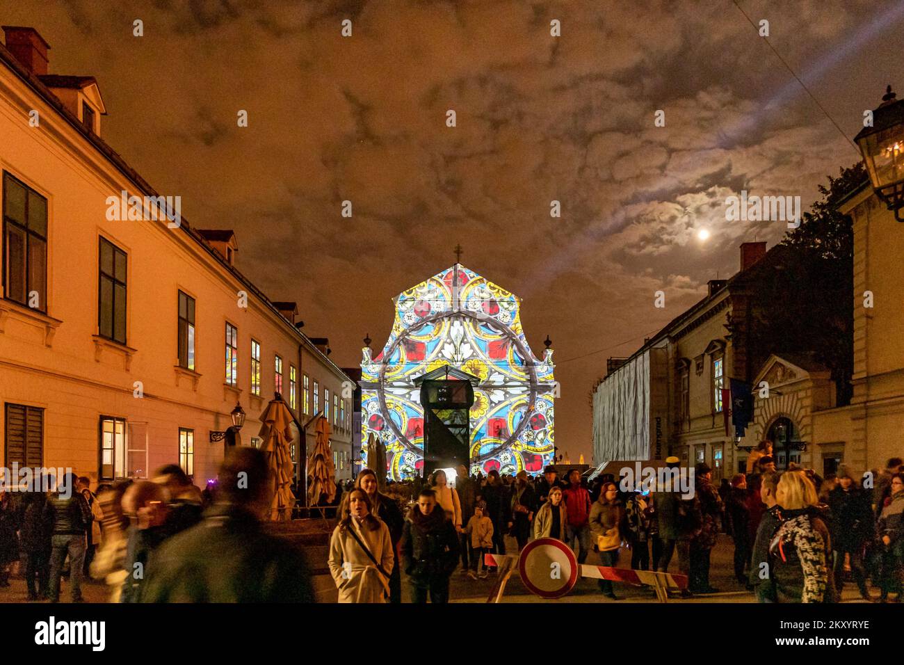 La haute ville de Zagreb s'est illuminée pendant le Festival des lumières, à Zagreb, en Croatie, sur 19 mars 2022. L'édition de cette année du Festival des lumières de Zagreb, ainsi que l'art créatif et inspirant de la lumière, est destinée à envoyer des messages d'unité, de tolérance et, surtout, de paix.le Festival des lumières de Zagreb comprend seize endroits dans la ville haute et, pour la première fois, Quinze sites dans la ville haute, ainsi que deux collaborations internationales avec des artistes de Berlin (Allemagne) et Sarajevo (Bosnie-Herzégovine), photo: Davor Puklavec/PIXSELL Banque D'Images