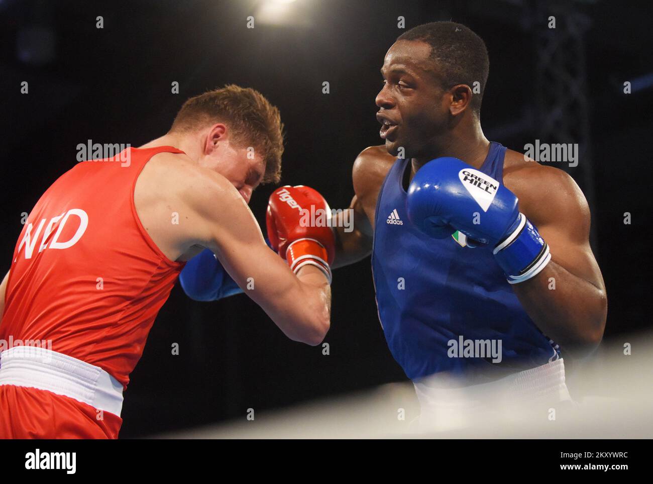 Gradus Kraus des pays-Bas (rouge) combat Alfred Cromwell Commey d'Italie  (bleu) lors des Championnats d'Europe de boxe U22 de l'UBC léger poids  lourd (75-80kg) finale masculine au Intersport Hall sur 23 mars