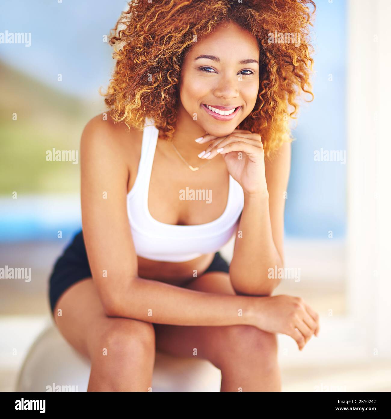 Fitness, femme noire et portrait d'un athlète prêt pour le yoga, pilates avec un sourire. Entraînement, sport et bien-être des coureurs se détendre le matin Banque D'Images