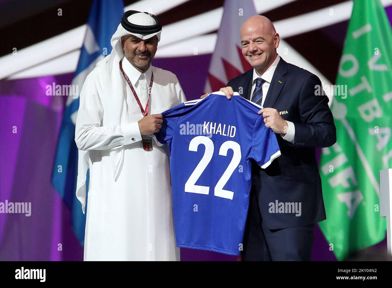 Premier Ministre du Qatar S.E. Sheikh Khalid bin Khalifa bin Abdulaziz Al  Thani pose une photo alors qu'il est présenté avec une chemise par le  Président de la FIFA Gianni Infantino lors