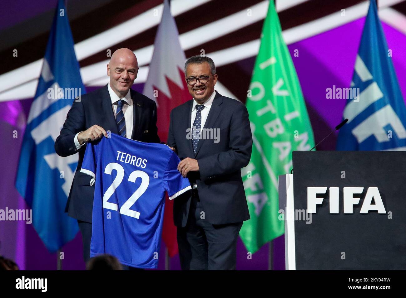 Le Directeur général de l'Organisation mondiale de la Santé Tedros Adhanom  Ghebreyesus pose une photo alors qu'il est présenté avec une chemise par le  Président de la FIFA Gianni Infantino lors du