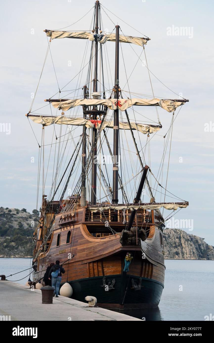 Le magnifique Galleon Tirena amarré au bord de l'eau de Sibenik attire les yeux des passants. Le voilier en bois de Dubrovnik est une réplique d'une galley datant du 16th siècle. Tirena a été construit dans un chantier naval spécialisé à omis, une ville connue sous le nom de "capitale des pirates" croates médiévales. La construction elle-même s'est avérée très difficile, de sorte que le chantier naval a dû être agrandi afin de terminer la construction de la galerie. Construit selon les dessins précis du galléon de Dubrovnik à partir des archives du Musée maritime de Dubrovnik, Tirena est un 31m long et 5,7m large galley, avec un mât de 15 mètres, quatre Banque D'Images