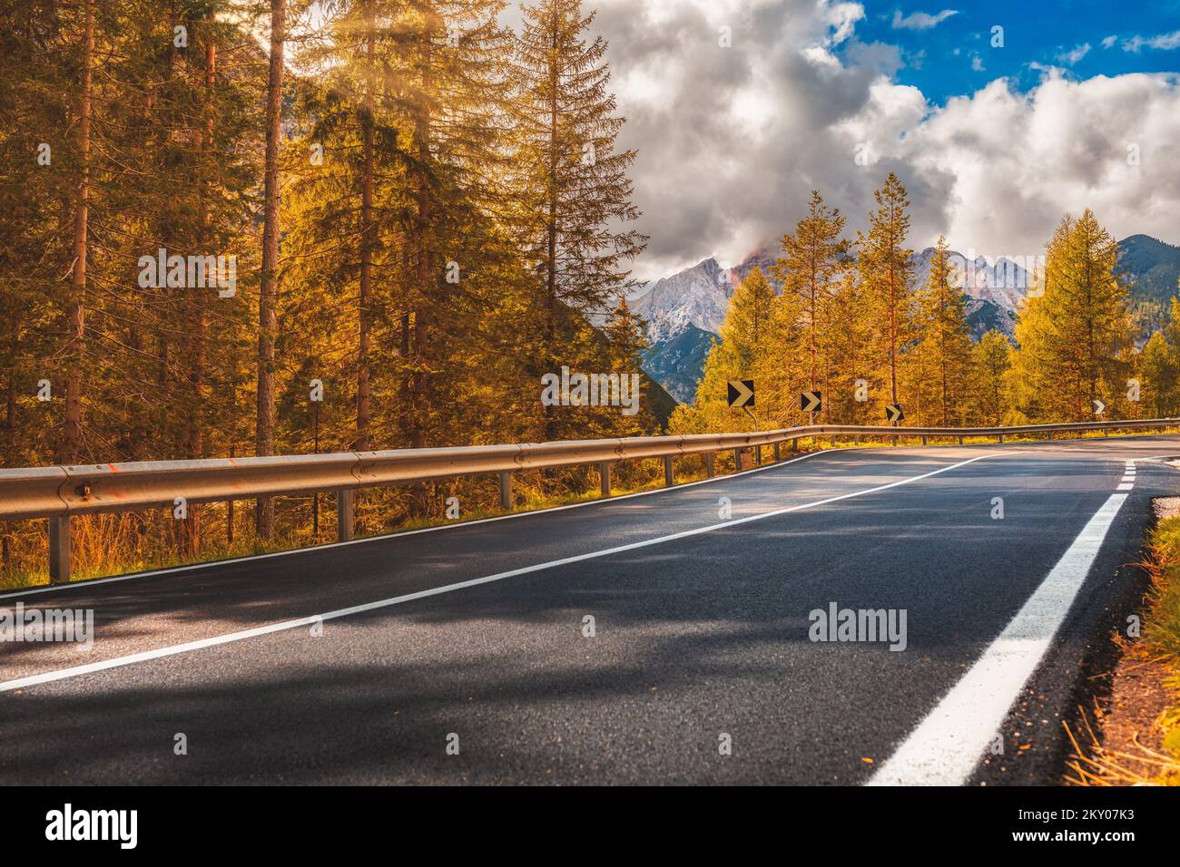 paysage avec chaussée. Autoroute dans les montagnes en automne en Italie, route asphaltée vide. Dolomites, Alpes Banque D'Images