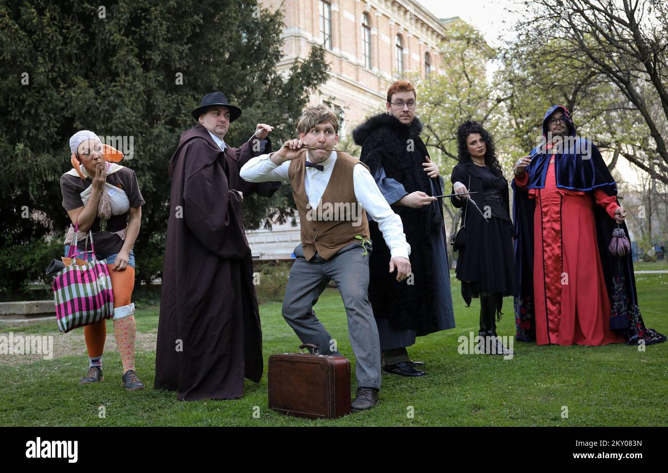 Les membres du Ministère de la magie marchent à travers la ville habillée de costumes à la