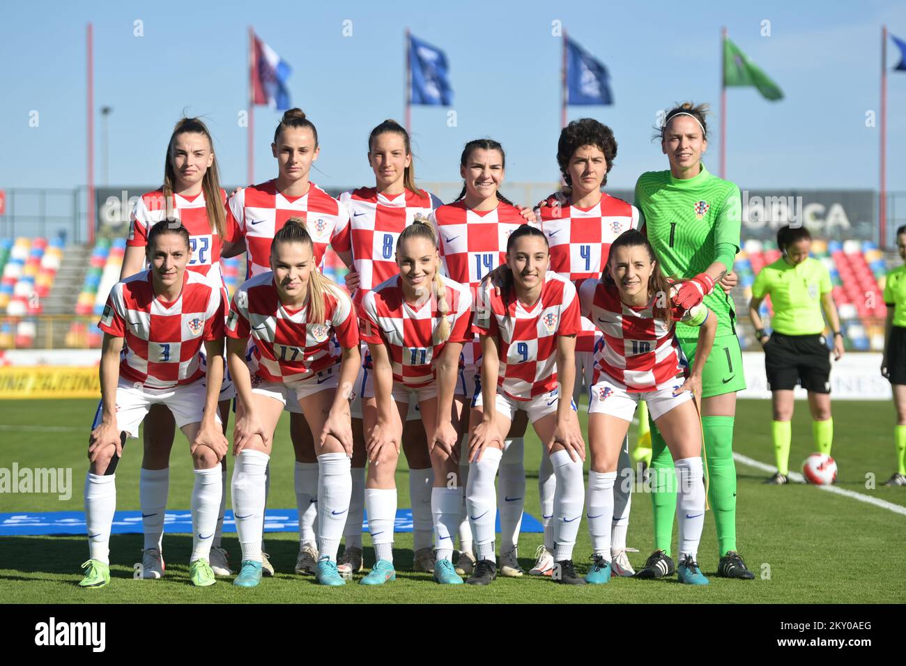 Joueurs de football croates pendant le match à Velika Gorica près de  Zagreb, Croatie sur 12 avril 2022. Le match des femmes croates Une équipe  nationale contre la Roumanie dans le cadre