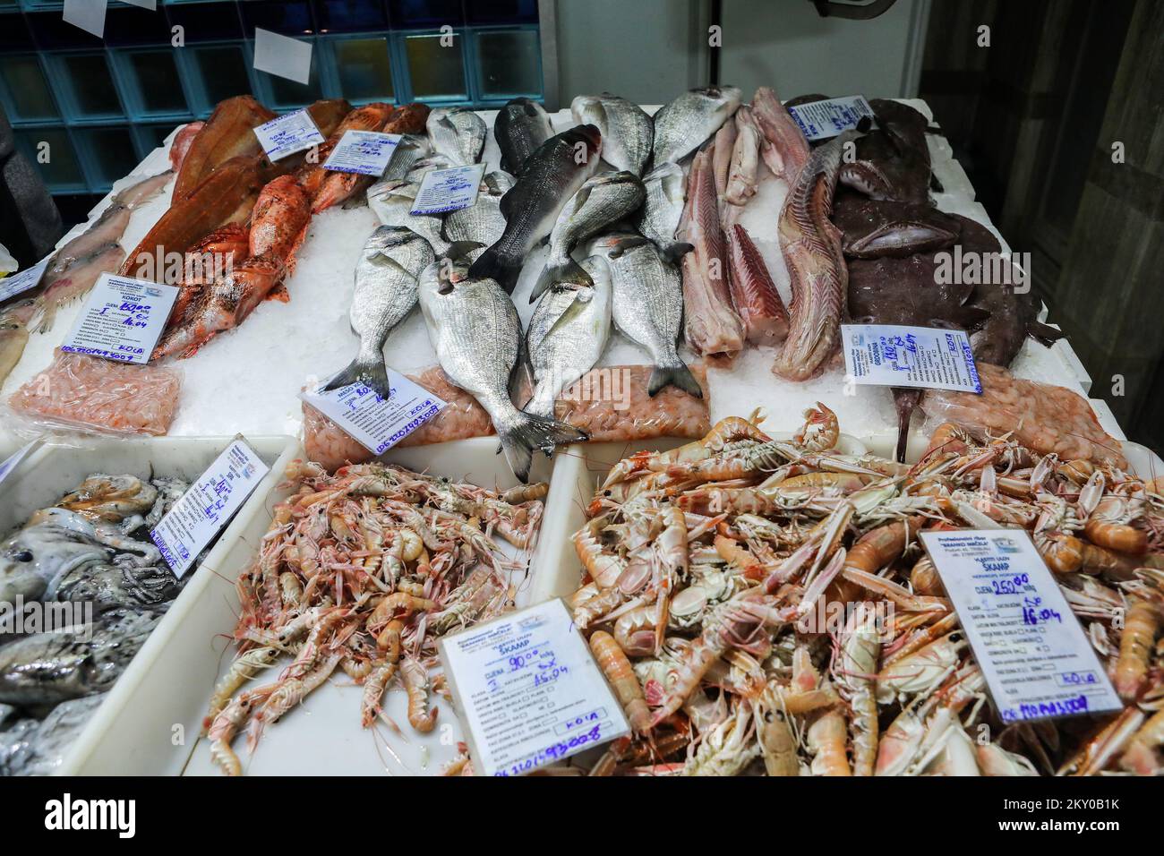 Les poissons et les crevettes sont photographiés sur un marché aux poissons du marché de Dolac le Vendredi Saint, à Zagreb, en Croatie, sur 15 avril 2022. Photo: Zeljko Hladika/PIXSELL Banque D'Images