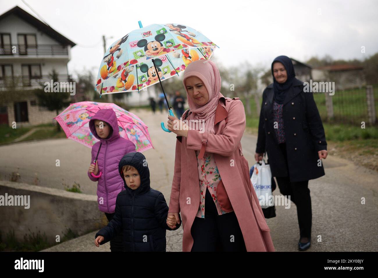 Les gens assistent à 29th ans du massacre perpétré par les combattants du Conseil de défense croate dans le village bosniaque d'Ahmici à Vitez, en Bosnie-Herzégovine, sur 16 avril 2022. 116 civils bosniaques ont été tués par le Conseil croate de défense (HVO) pendant la guerre croato-bosniaque en avril 1993 dans le village d'Ahmici. Banque D'Images