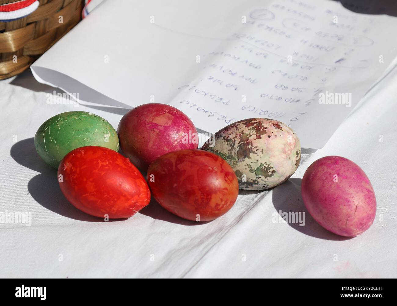 Des œufs sont vus pendant le tournoi de ponte des œufs de Pâques 10th à Vodice, en Croatie, sur 17 avril 2022. Photo: Dusko Jaramaz/PIXSELL Banque D'Images