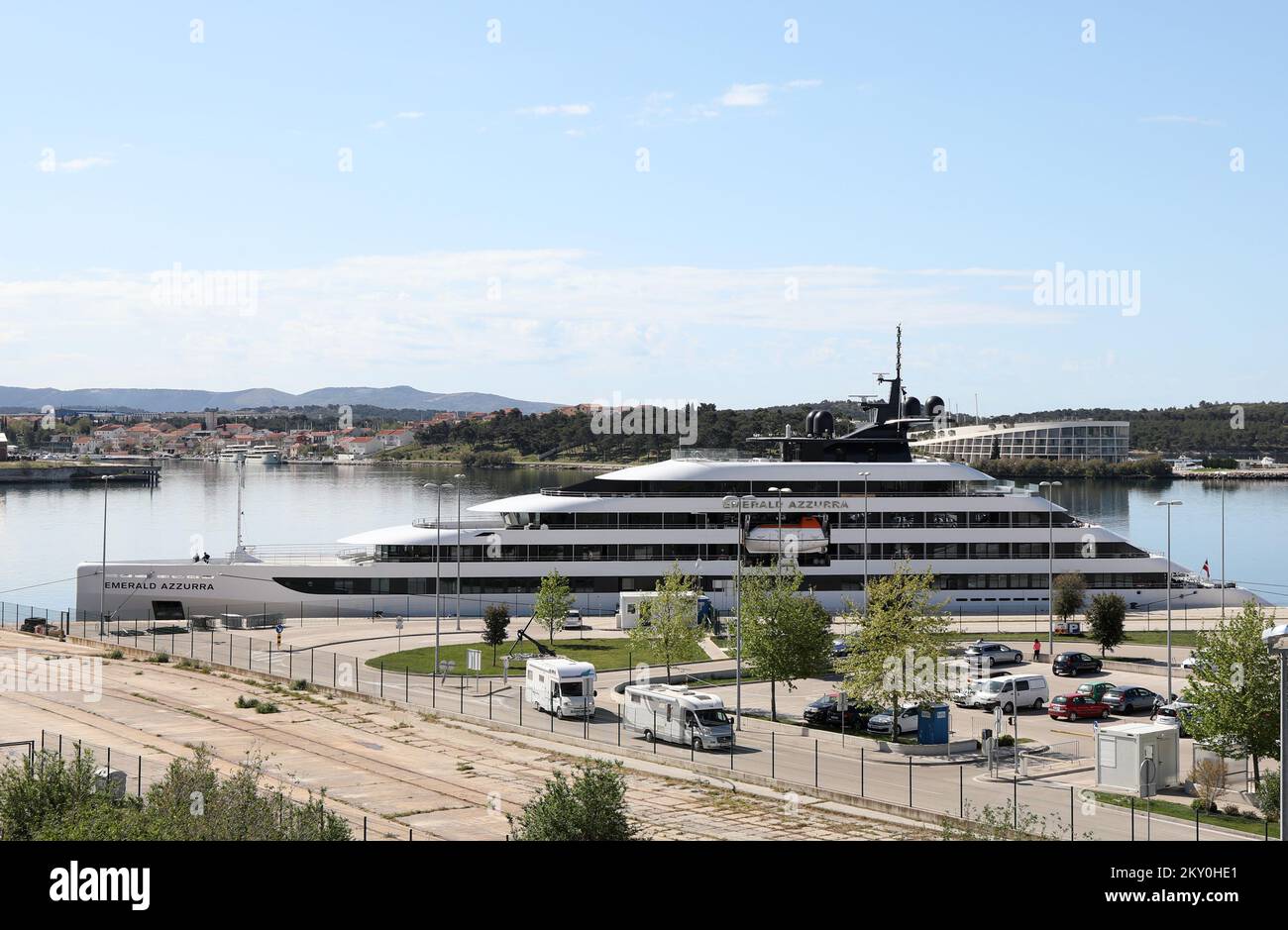 Moderne Yacht de luxe Emerald Azzura est vu à la mer Port Sibenik sur 26 avril 2022 à Sibenik, Croatie. Le yacht fait 110 mètres de long et a une capacité de 100 passagers. Photo: Dusko Jaramaz/PIXSELL Banque D'Images