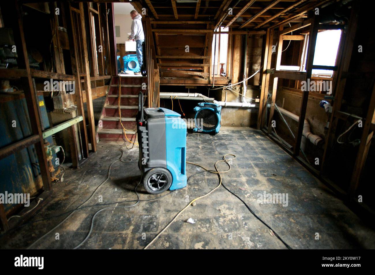 Oceanside (N.Y.), le 18 novembre 2012 des électriciens, des charpentiers et des plombiers du syndicat local inspectent des maisons à Oceanside (NY), dans le cadre du nouveau programme STEP de la FEMA (mise à l'abri et énergie essentielle temporaire) pour les survivants de l'ouragan Sandy. Lorsque ce programme est sécuritaire et réalisable, il peut permettre aux familles de demeurer dans leur foyer ou de retourner dans leur foyer, comme forme d'abri pendant que des réparations permanentes sont effectuées, réduisant ainsi le nombre de personnes dans les refuges de congrégats ou dans le Programme transitoire d'aide au logement. La FEMA travaille avec de nombreux partenaires, notamment des gouvernorats fédéraux, d'État, locaux et tribaux Banque D'Images