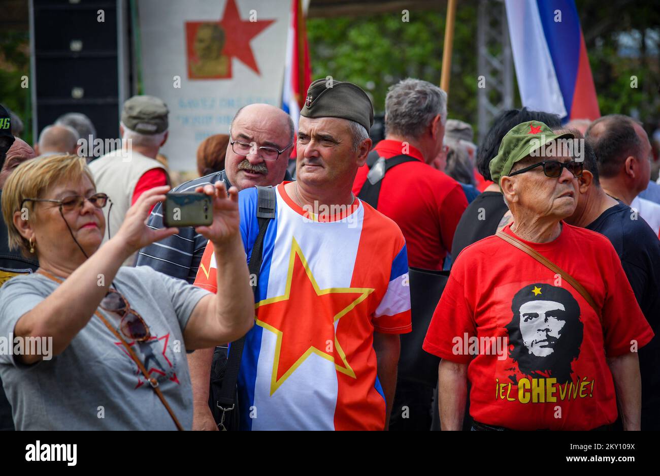 La photo montre les partisans de Josip Broz Tito devant son lieu de naissance à Kumrovec, Croatie, sur 21 mai 2022. L'Association des sociétés 'Josip Broz Tito' de Croatie célèbre la Journée de la Jeunesse et, depuis le matin, les visiteurs se rassemblent à Kumrovec. La Journée de la jeunesse a été célébrée dans l'ex-Yougoslavie à l'occasion de l'anniversaire du Président et maréchal de la République fédérative socialiste de Yougoslavie (RFSY) Josip Broz Tito. Photo: Josip Regovic/PIXSELL Banque D'Images