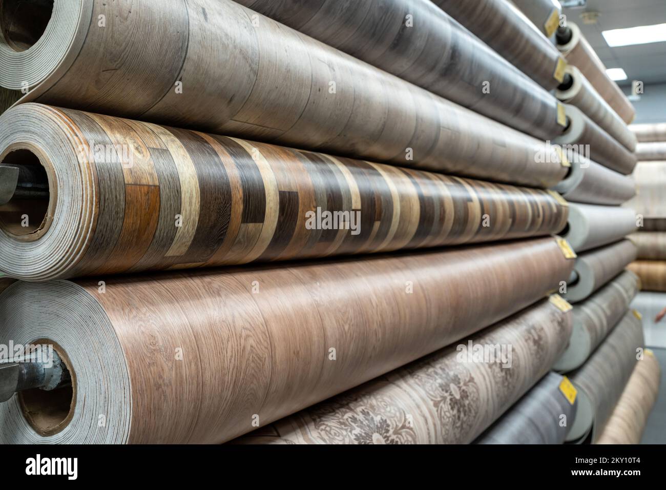 Rouleaux de linoléum neuf sur la fenêtre d'un magasin de quincaillerie. Une grande sélection de linoléum Banque D'Images