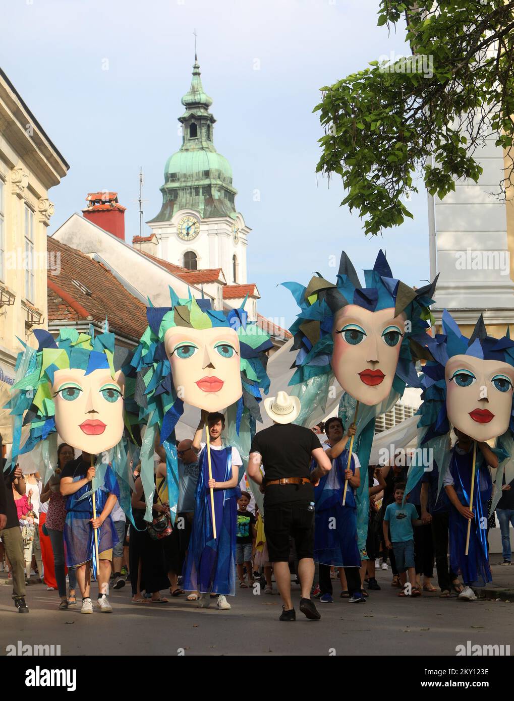 Les citoyens se sont rassemblés dans les rues pour participer à un défilé de marionnettes dans le cadre du festival international de marionnettes « Input Fest » à Karlovac, en Croatie, sur 24 mai 2022. Le premier jour de l'entrée Fest a commencé par un défilé de marionnettes, et dans les jours suivants un programme compétitif de théâtres de marionnettes de Maribor, Rijeka, Split, Osijek et Zadar aura lieu. Le test d'entrée s'exécute à partir de 24-29 mai. Photo: Kristina Stedul Fabac/PIXSELL Banque D'Images