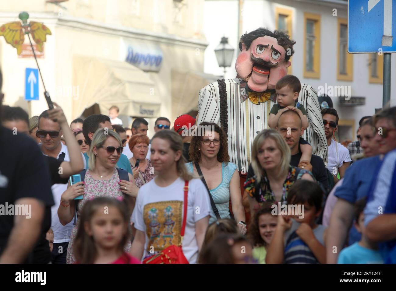 Les citoyens se sont rassemblés dans les rues pour participer à un défilé de marionnettes dans le cadre du festival international de marionnettes « Input Fest » à Karlovac, en Croatie, sur 24 mai 2022. Le premier jour de l'entrée Fest a commencé par un défilé de marionnettes, et dans les jours suivants un programme compétitif de théâtres de marionnettes de Maribor, Rijeka, Split, Osijek et Zadar aura lieu. Le test d'entrée s'exécute à partir de 24-29 mai. Photo: Kristina Stedul Fabac/PIXSELL Banque D'Images