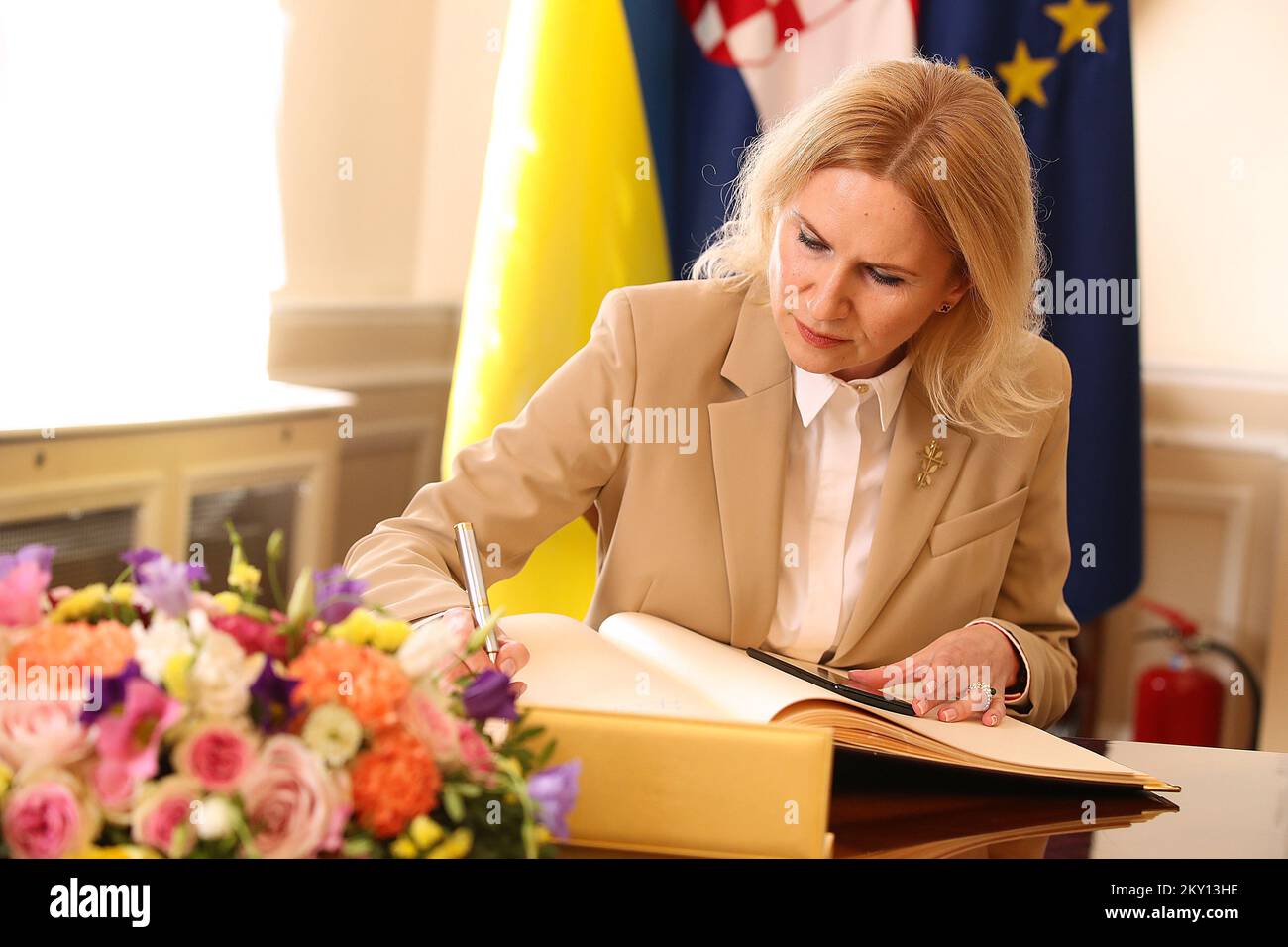 La vice-présidente du Parlement ukrainien Olena Kondratiuk signe le livre d'or à Banski dvori lors de sa visite à Zagreb, en Croatie, sur 26 mai 2022. Les membres de la commission de la politique étrangère et de la commission des affaires européennes ont tenu une réunion conjointe avec la vice-présidente du Parlement ukrainien, Olena Kondratiuk. Photo: Goran Stanzl/PIXSELL Banque D'Images