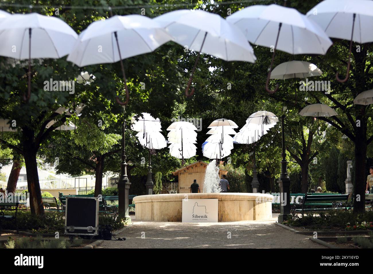 Des parapluies s'accrochent entre les arbres dans le parc de Roberto de Visiani pour l'ouverture du festival du printemps de Sibenik, à Sibenik, en Croatie, sur 31 mai 2022. Le deuxième festival de printemps de Sibenik commence aujourd'hui sur 31 mai et se déroule jusqu'au samedi, 4 juin, dans le plus beau parc de Sibenik de Robert Visiani, le fameux Giardino. Photo: Dusko Jaramaz/PIXSELL Banque D'Images