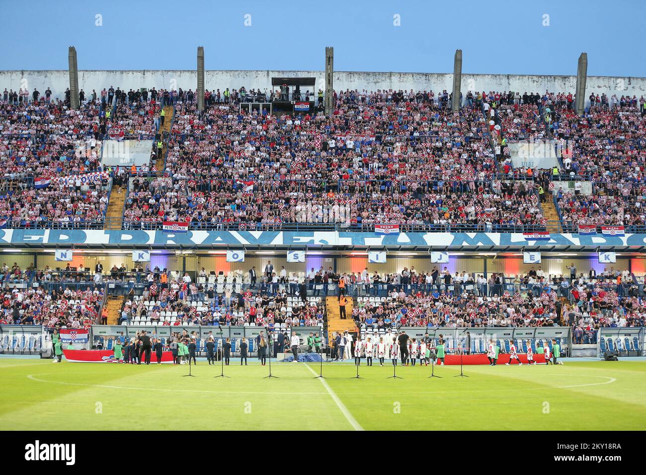 OSIJEK, CROATIE - JUIN 03: Fans sur le stade devant la Ligue des Nations de l'UEFA Un match du Groupe 1 entre la Croatie et l'Autriche à Stadion Gradski vrt sur 3 juin 2022 à Osijek, Croatie. (Photo: Matija Hablja/Pixsell) Banque D'Images