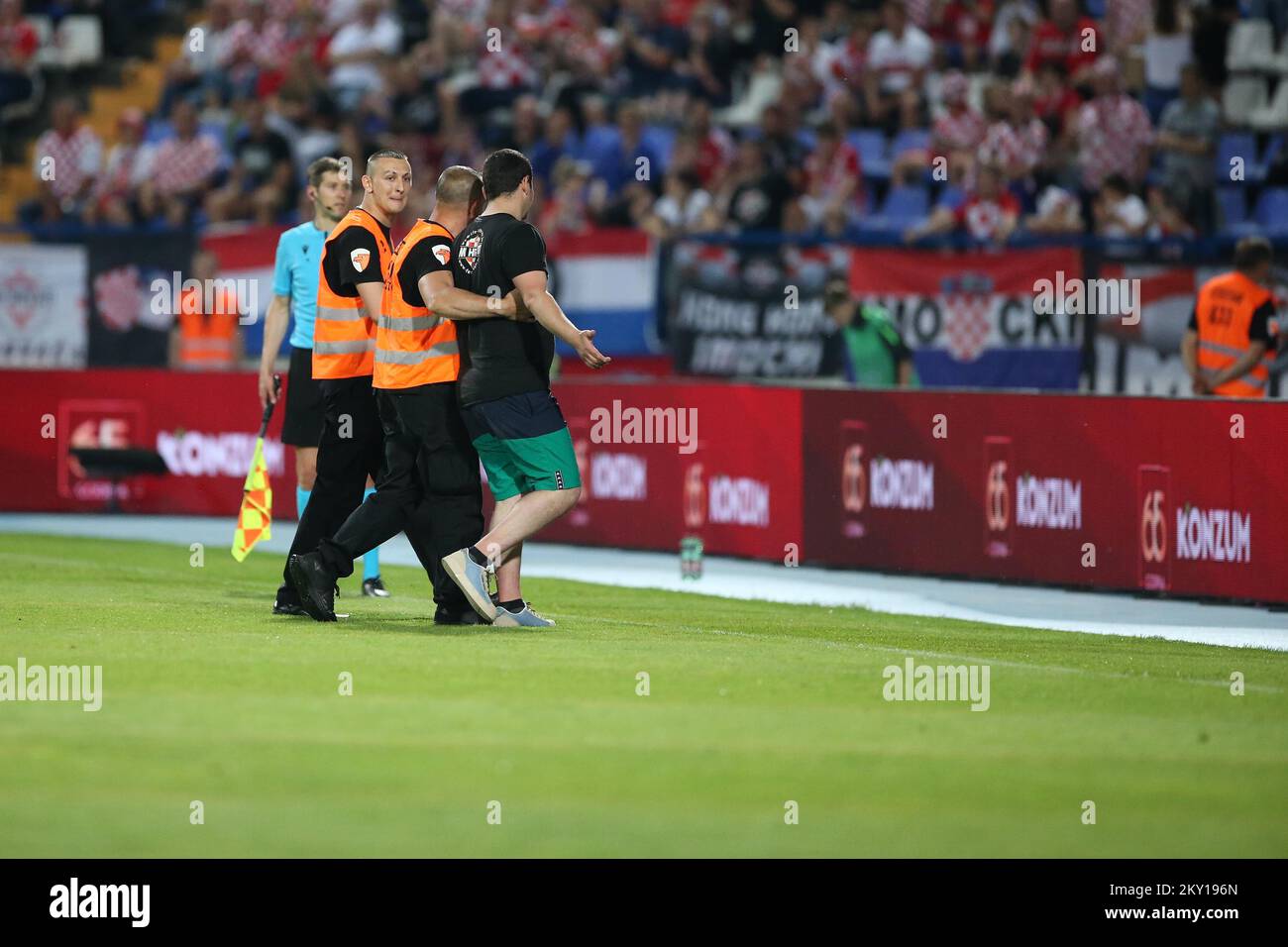 OSIJEK, CROATIE - JUIN 03: L'homme a couru sur le terrain pendant la Ligue des Nations de l'UEFA Un match du Groupe 1 entre la Croatie et l'Autriche à Stadion Gradski vrt sur 3 juin 2022 à Osijek, Croatie. (Photo: Matija Habljak/Pixsell) Banque D'Images