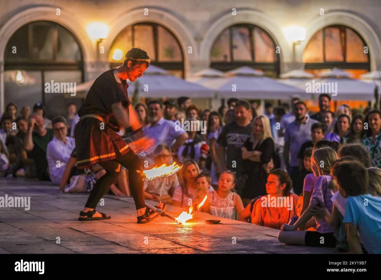 Des journées d'Antiquité ont eu lieu à Pula, sur la place du Forum, sur 3 mai 2022. Les 19th jours de l'Antiquité sont une réponse à la nécessité de créer un programme musical et théâtral reconnaissable et un événement éducatif, rapprochant les visiteurs de cette grande période de trois mille ans de l'histoire de Pula et de ses environs. Pour ce qui est du programme de cette année, une petite école de gladiateurs a eu lieu au Forum, il y avait des gladiateurs et des légionnaires, un mariage et une danse romaines, une fête romaine et une fête ancienne a été organisée. Aussi, le tissage antique de panier et le fer forgé a pu être vu. Risque d'incendie Banque D'Images