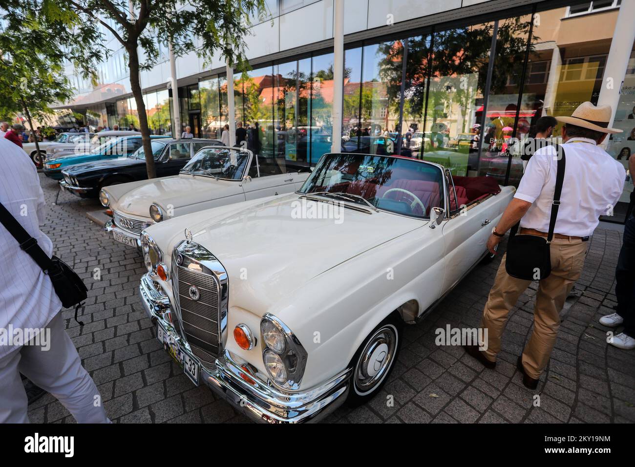 Un spectacle d'oldtimer a eu lieu à Zagreb sur la place européenne sur 4 juin 2022. En l'honneur de l'anniversaire 110th de la course Zagreb-Varazdin, le club Oldtimer Zagreb a organisé cette exposition. Les visiteurs ont eu l'occasion de voir une course d'oldtimer dans les rues de Zagreb. Photo: Zeljko Hladika/PIXSELL Banque D'Images