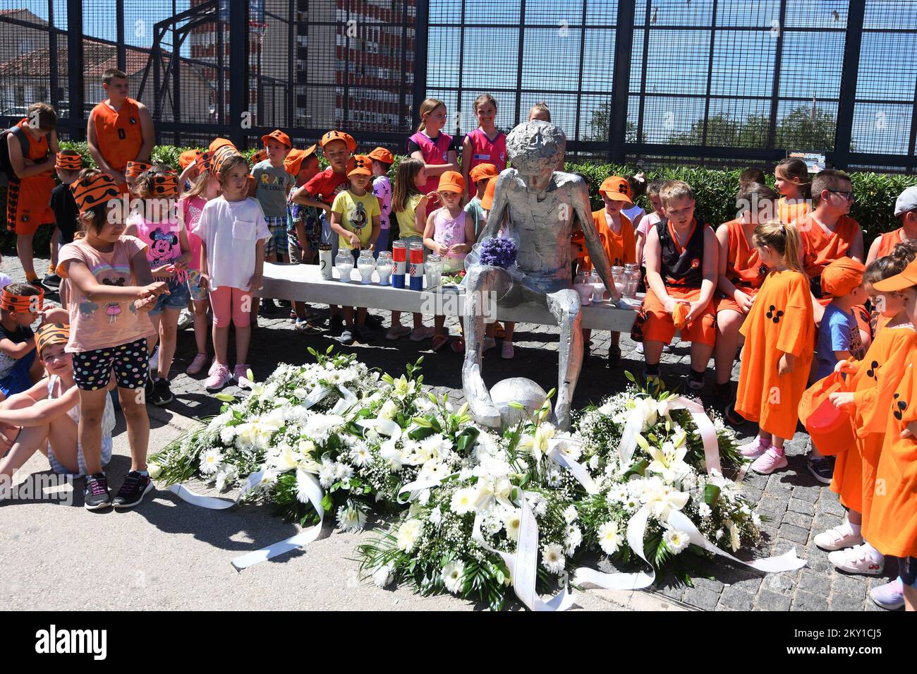 Marquant le 29th anniversaire de la mort du joueur de basket-ball Drazen Petrovic à Sibenik, Croatie, sur 7 juin 2022. Le 29th anniversaire de la mort du joueur de basket-ball Drazen Petrovic a été marqué par un programme spécial et la pose de fleurs et de bougies. Avec de nombreuses délégations au monument de Drazen Petrovic devant la salle de Baldekin, un grand nombre d'enfants des clubs de basket-ball de Sibenik se sont réunis. Photo: Hrvoje Jelavic/PIXSELL Banque D'Images