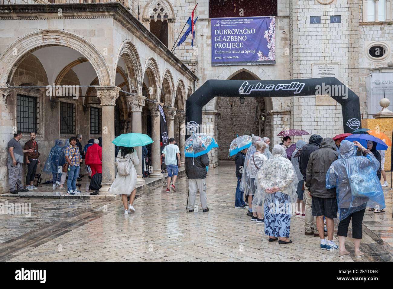 Des voitures de luxe super sont arrivées cette année à Stradun, à Dubrovnik, en Croatie, sur 9 juin 2022. Des voitures de luxe super sont arrivées de Mostar dans le cadre du HPlus Rally, organisé par Hifa Pétrol. Le rallye a lieu de 7 juin à 12. Après le sud de la Croatie, les participants se rendent à Split, Zrce, Opatija, Grobnik et Cazin, connus pour leur sport automobile. Photo: Grgo Jelavic/PIXSELL Banque D'Images