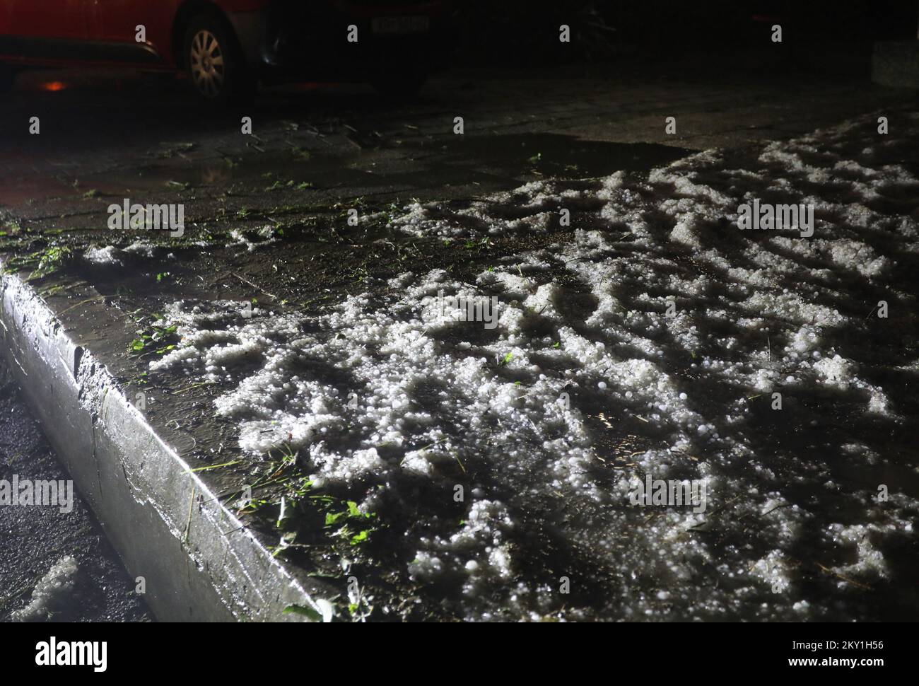 Poznanovec après une tempête de grêle et de fortes pluies qui se sont produites dans les heures tardives près de Zagorje, Croatie sur 13 juin 2022. C'est le troisième d'une série de tempêtes de grêle qui ont frappé le comté de Krapinsko-Zagorska au cours des 20 derniers jours. Photo: Zeljko Hladika/PIXSELL Banque D'Images