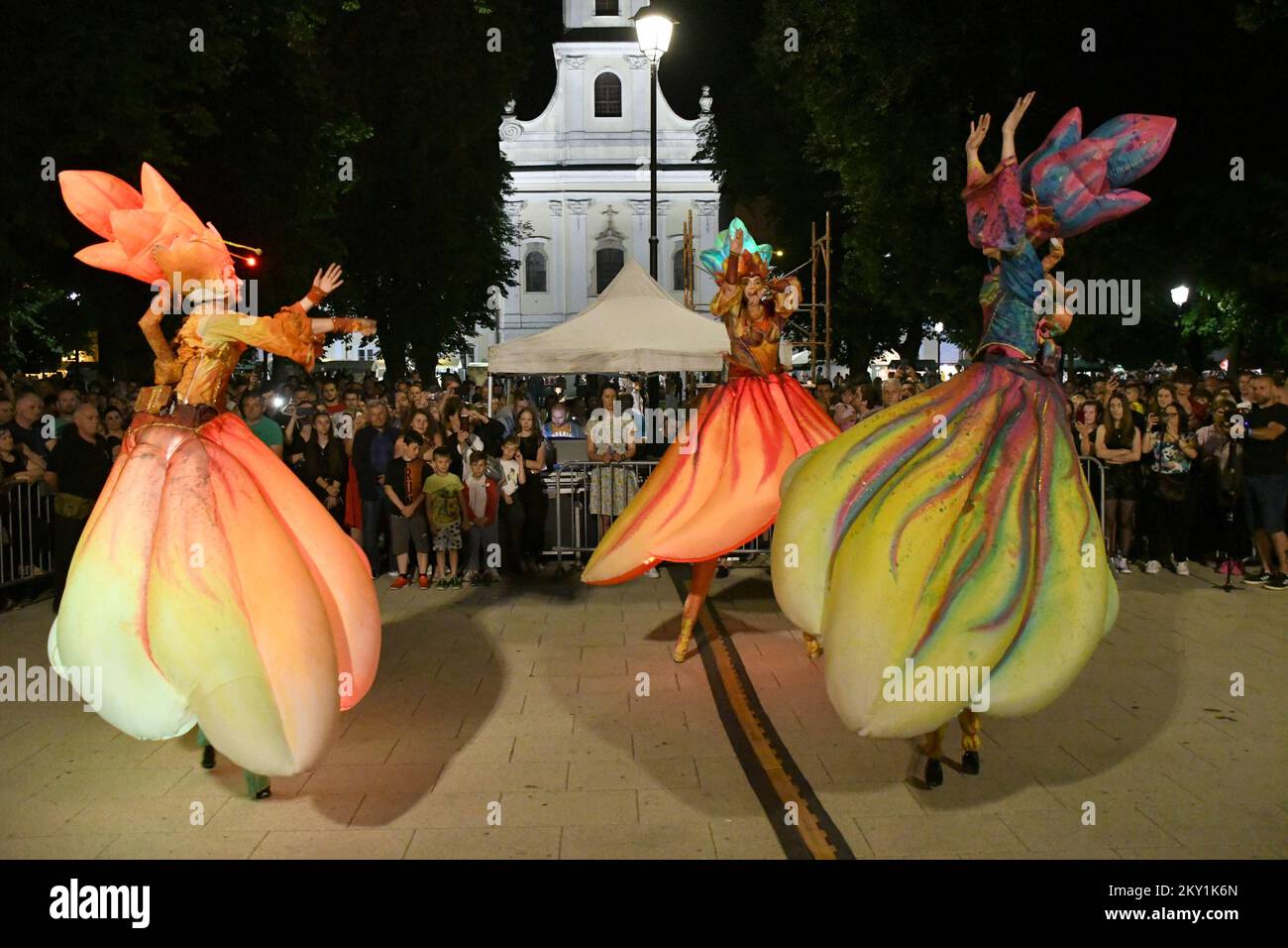 Le groupe allemand d'artistes sur stilts Stelzen art avec la performance 'Encharted Garden' a été la plus grande attraction lors de l'ouverture de la ville le plus grand événement folklorique Terezijana, qui dans son édition 26th sera le plus significatif et le plus luxueux. Cet événement populaire en l'honneur de l'impératrice Maria Theresa et cette fois-ci abonde dans une variété de divertissement, à Bjelovar, Croatie, sur 17 juin 2022. Photo: Damir Spehar/PIXSELL Banque D'Images