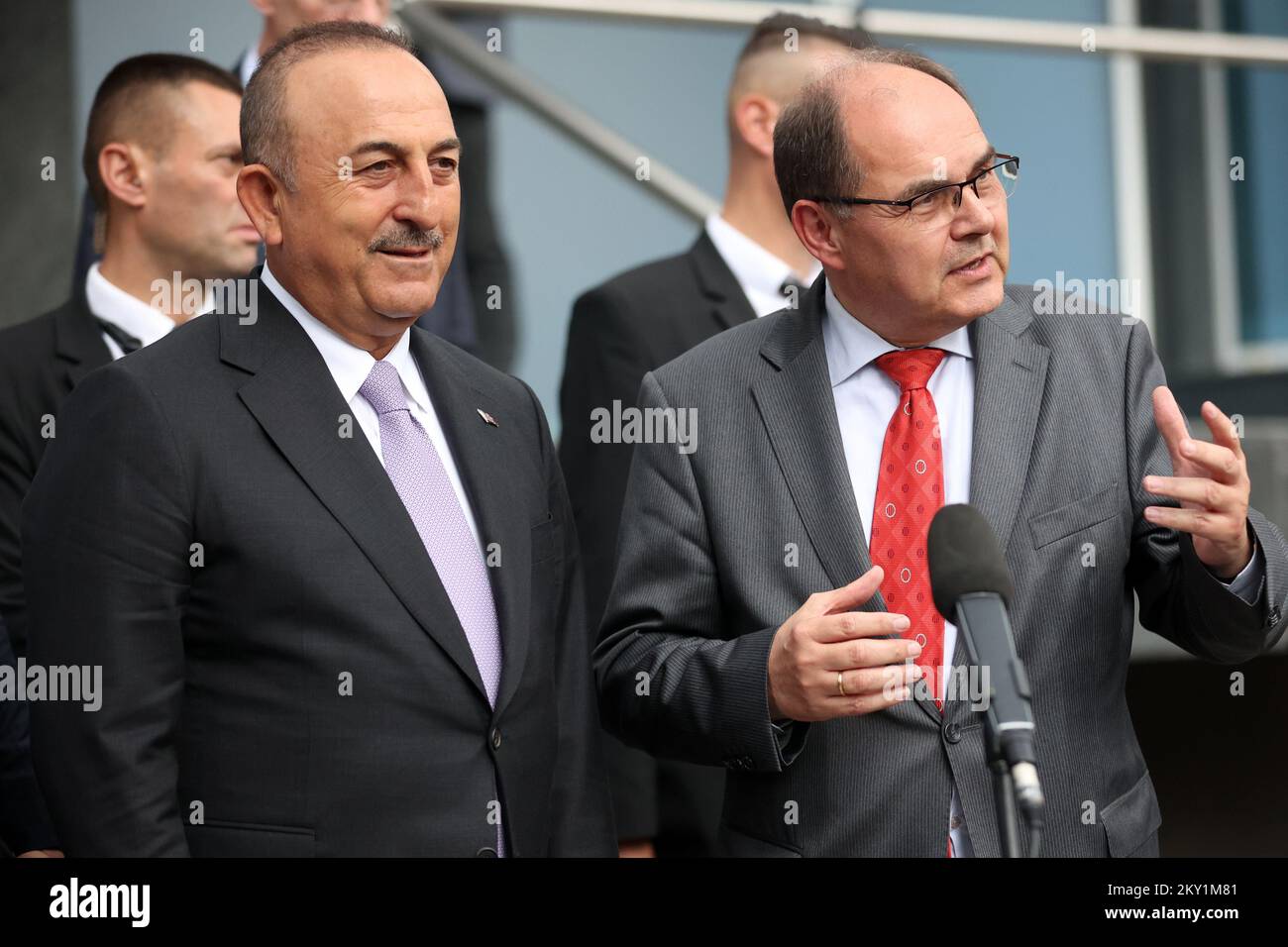 Le Haut Représentant en Bosnie-Herzégovine, Christian Schmidt, et le Ministre des affaires étrangères de la République de Turquie, Mevlut Cavasoglu, ont pris la parole devant les médias après la réunion sur le 17 juin 2022 à Sarajevo, en Bosnie-Herzégovine. Le Ministre des affaires étrangères de la République turque, Mevlut Cavusoglu, a rencontré aujourd'hui à Sarajevo le Haut Représentant de la Communauté internationale en Bosnie-Herzégovine, Christian Schmidt. Photo: Armin Durgut/PIXSELL Banque D'Images