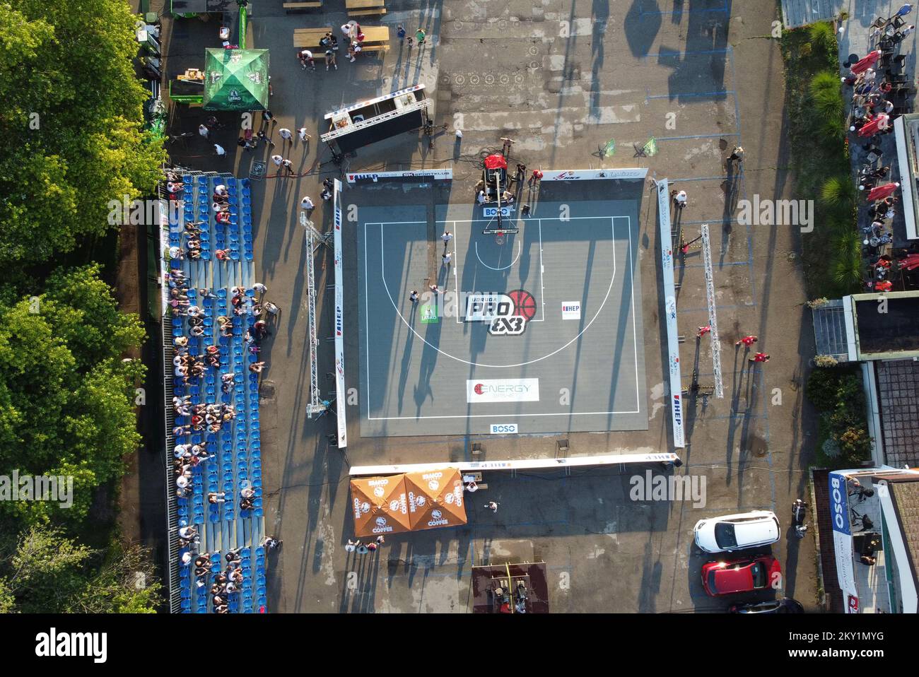 Vue aérienne du terrain de basket-ball lors d'une tournée Pro 3x3 ...