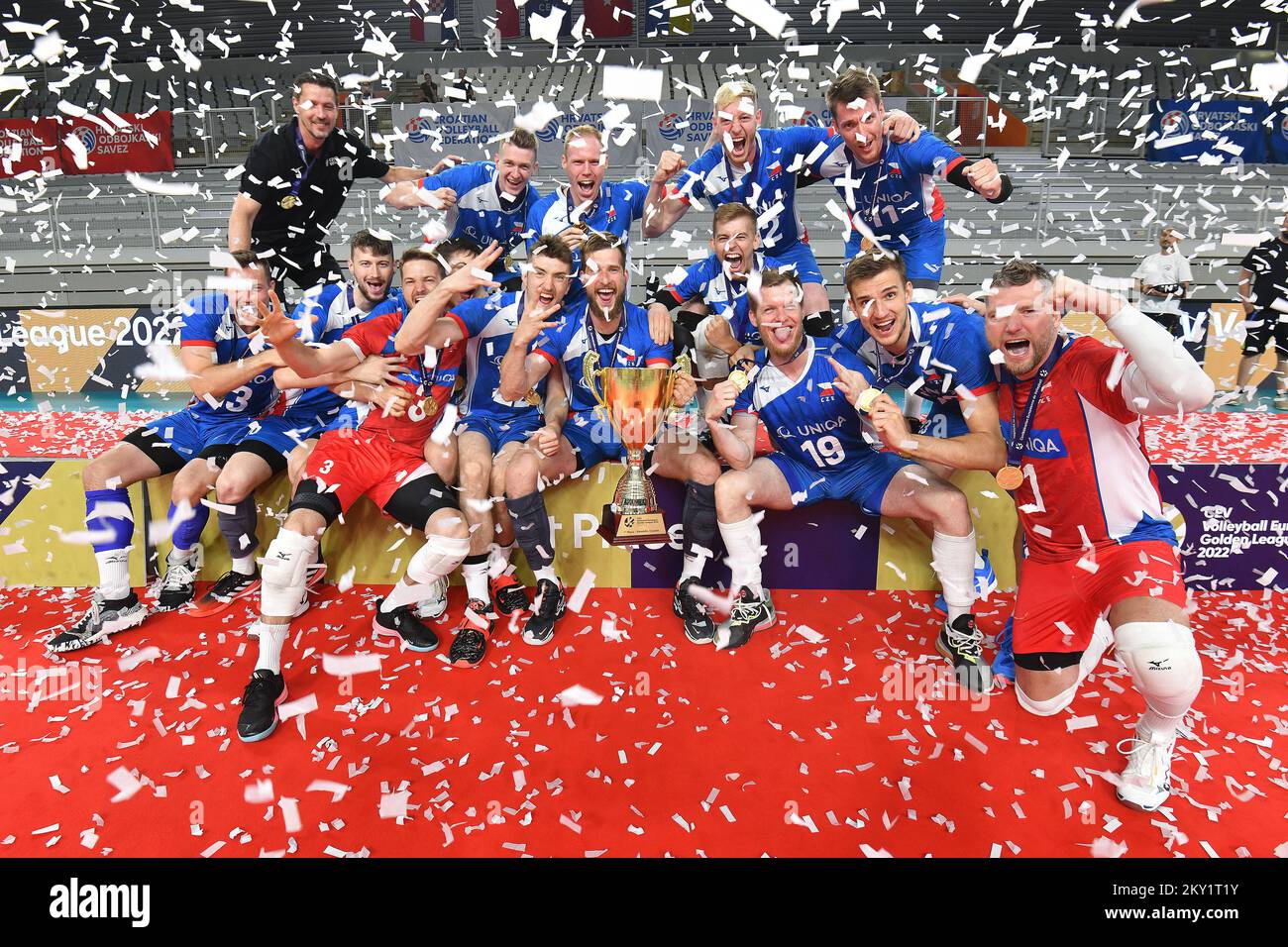 Équipe République tchèque célébrez la médaille d'or lors de la cérémonie de remise des médailles après la finale de la Ligue européenne CEV quatre finale du match entre la Turquie et la République tchèque au City Sports Hall Varazdin sur 19 juin 2022 à Varazdin, Croatie. Photo: Vjeran Zganec Rogulja/PIXSELL Banque D'Images