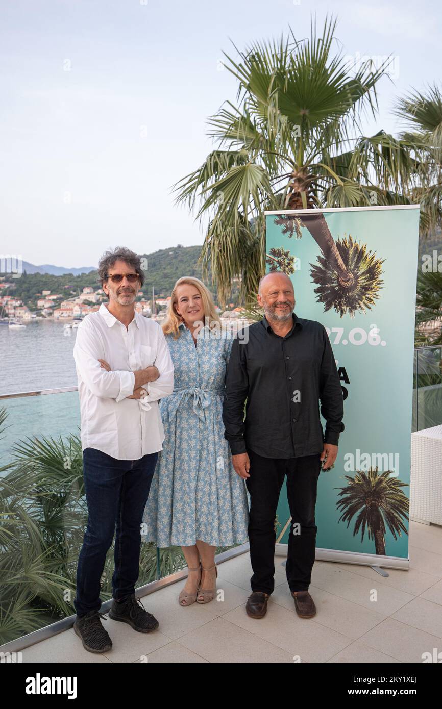 Le cinéaste américain Joel Coen lors de l'ouverture du Festival de Ponta Lopud et de la conférence de presse à Lopud, près de Dubrovnik, en Croatie, sur 22 juin 2022. Joel Coen, quatre fois lauréat de l'Oscar, a ouvert le Festival Ponta Lopud 2nd. En plus de Joel Coen, il y avait d'autres réalisateurs comme Brian Swardstrom, Peter Spears et Pawel Pawlikowski. Dans une semaine, l'île de Lopud deviendra un centre culturel créatif pour les professionnels de l'industrie cinématographique, un lieu de rencontre, d'échange d'idées et de plaisir artistique En plus des talentueux travailleurs du cinéma régional de la nouvelle génération, qui auront l'occasion d'obtenir l'acquai Banque D'Images