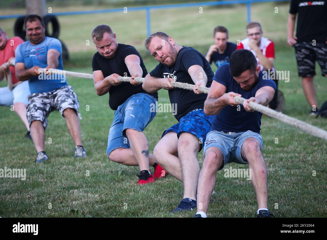 Les gens prennent part à un jeu de remorqueurs de guerre pendant les jeux de village dans le village de Paukovec, près de Sveti Ivan Zelina, Croatie, sur 25 juin. Photo: Zeljko Hladika/PIXSELL Banque D'Images