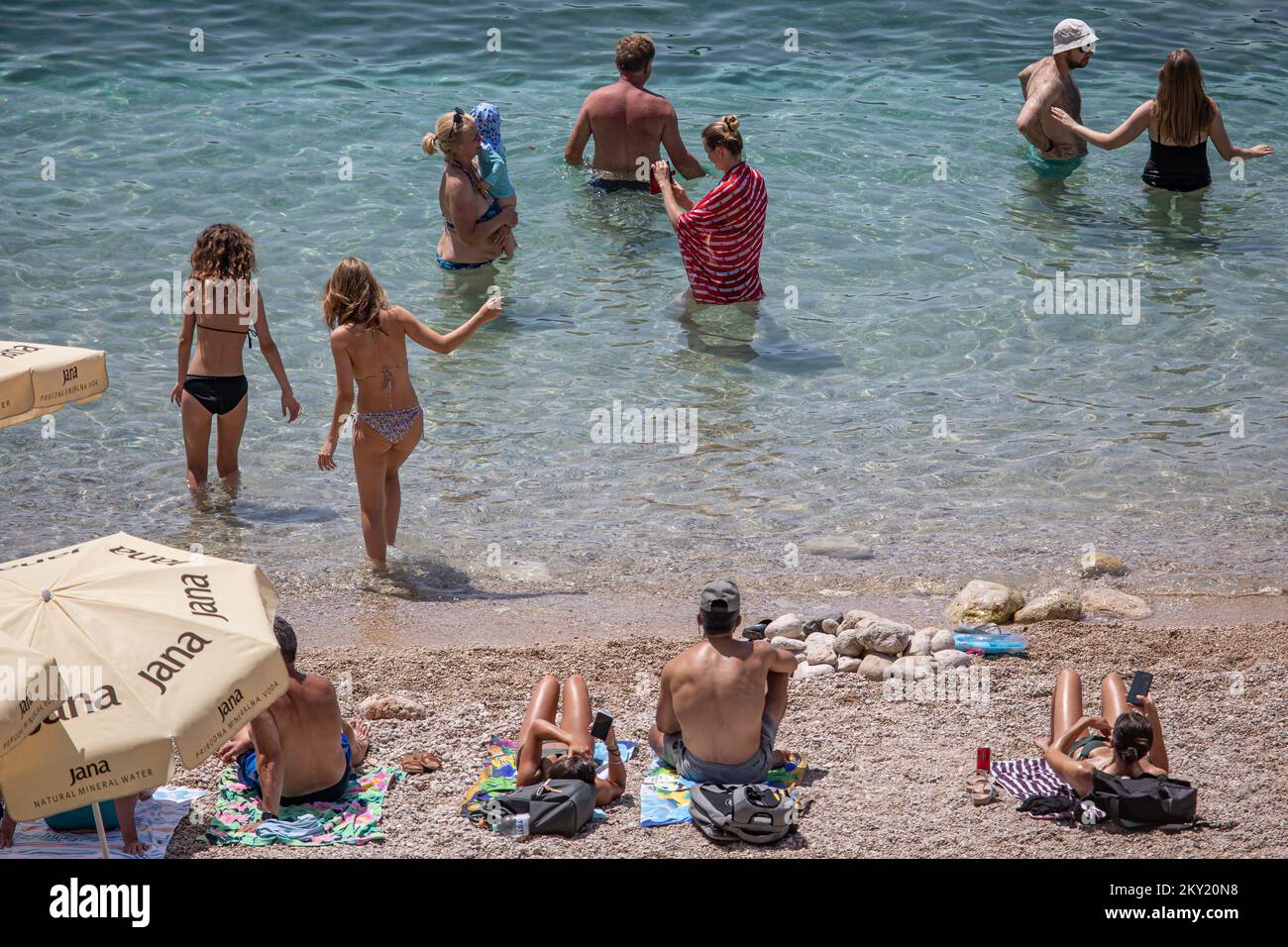 Les touristes ont utilisé la journée ensoleillée pour une promenade dans la ville et des vacances sur la plage de Banje à Dubrovnik, Croatie sur 27 juin 2022. Photo : Banque D'Images