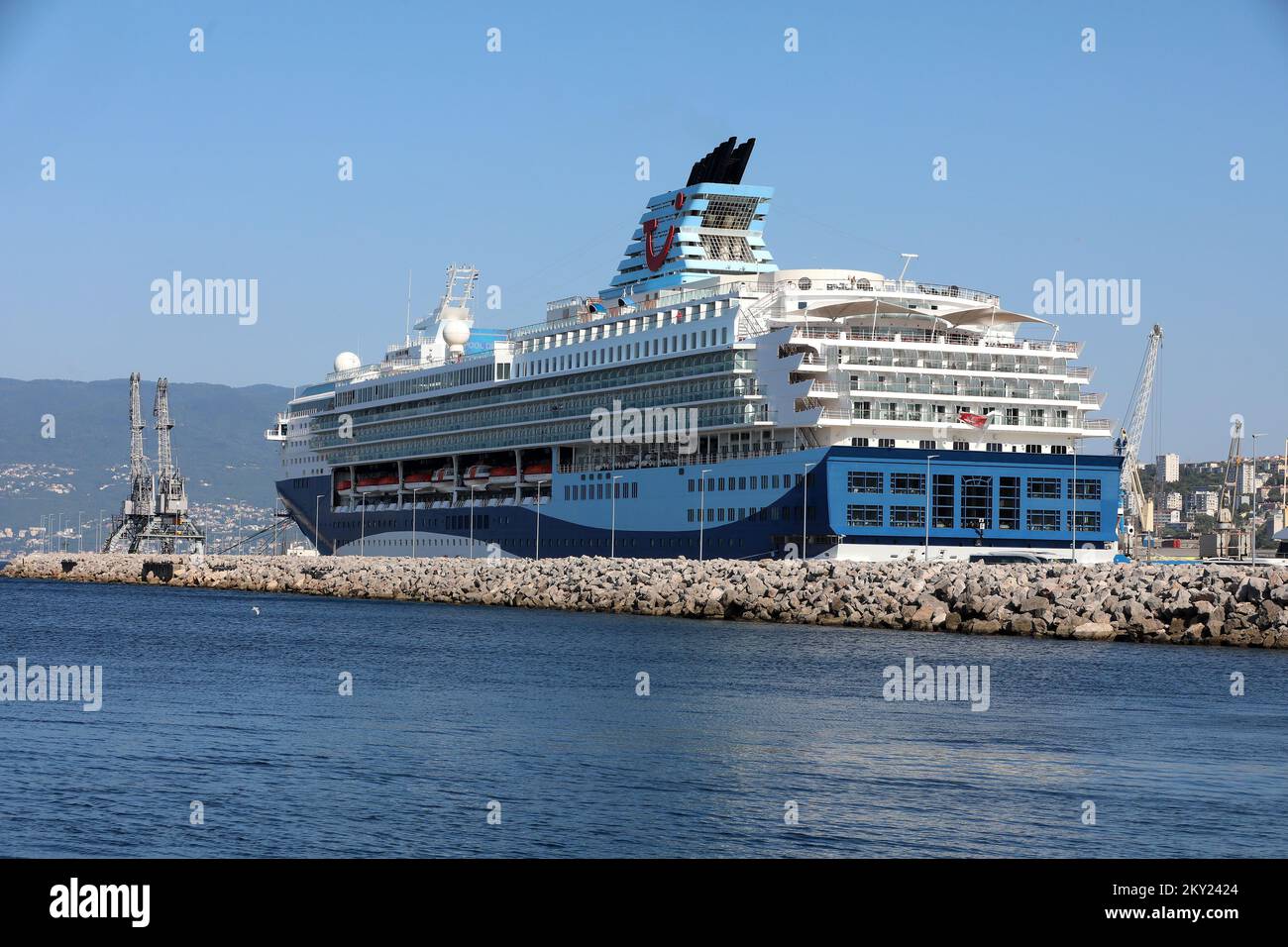 02.07.2022., Rijeka - Dva kruzera, Marella Explorer 2 na lukobranu u luci i Mein Schiff 5 na vezu pred rijeckom lukom. Banque D'Images